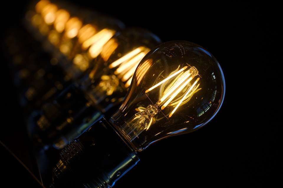 Stangata bollette: luce e gas aumenti record dal 1 luglio